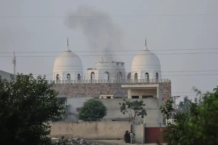 Mezquita de un seminario islámico parcialmente dañada por un presunto ataque con misiles indios, en las afueras de Bahawalpur, Pakistán, el 7 de mayo de 2025. (Asim Tanveer/AP)