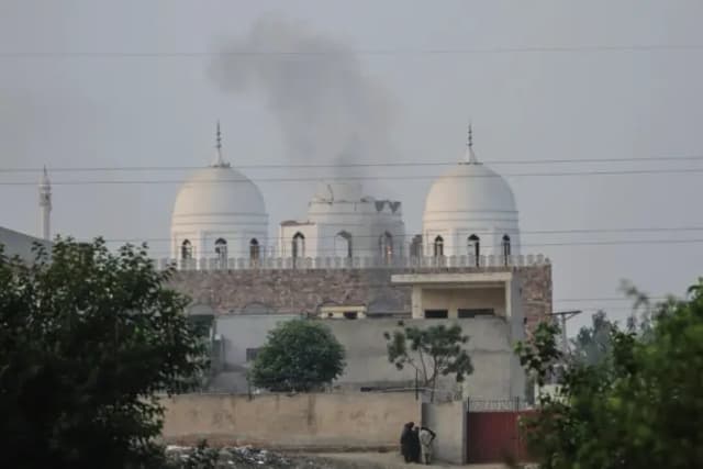 Pakistán amenaza con responder tras ataques aéreos indios que dejaron 26 muertos