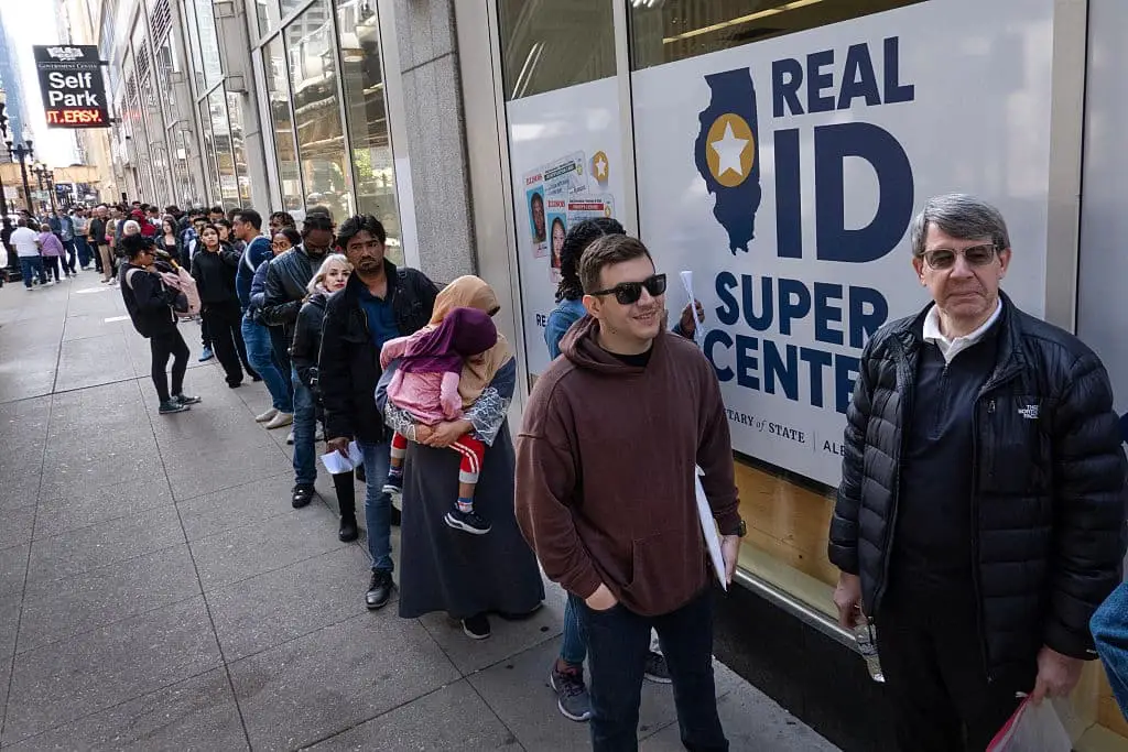 Los residentes de Illinois esperan en una fila que se extiende casi dos manzanas para entrar en el Real ID Super Center, gestionado por la Secretaría de Estado, para solicitar un REAL ID el 6 de mayo de 2025 en Chicago, Illinois. A partir de mañana, la licencia de conducir o el documento de identidad estatal ya no se considerarán formas de identificación aceptables para embarcar un vuelo nacional. Los viajeros deberán presentar un documento de identidad real, un pasaporte u otra forma de identificación aceptable en los controles de seguridad de los aeropuertos para evitar controles adicionales o correr el riesgo de que se les deniegue el acceso a su vuelo. (Scott Olson/Getty Images)