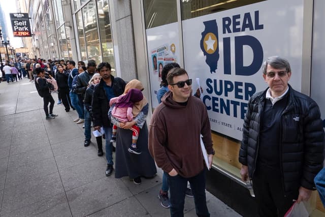 Los residentes de Illinois esperan en una fila que se extiende casi dos manzanas para entrar en el Real ID Super Center, gestionado por la Secretaría de Estado, para solicitar un REAL ID el 6 de mayo de 2025 en Chicago, Illinois. A partir de mañana, la licencia de conducir o el documento de identidad estatal ya no se considerarán formas de identificación aceptables para embarcar un vuelo nacional. Los viajeros deberán presentar un documento de identidad real, un pasaporte u otra forma de identificación aceptable en los controles de seguridad de los aeropuertos para evitar controles adicionales o correr el riesgo de que se les deniegue el acceso a su vuelo. (Scott Olson/Getty Images)