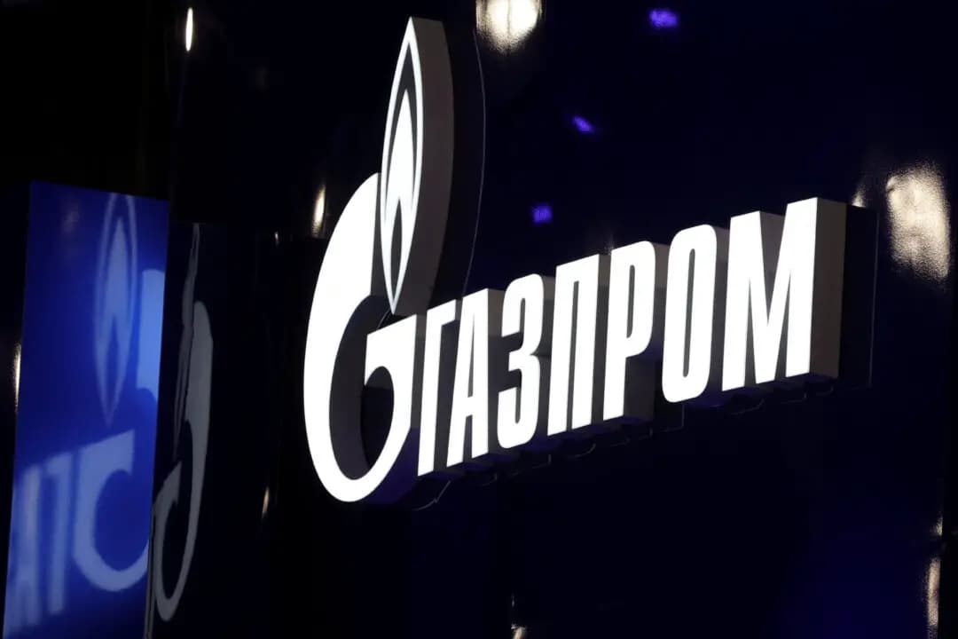 Un cartel con el logotipo de la productora de gas rusa Gazprom en el Foro Económico Internacional de San Petersburgo, en Rusia, el 5 de junio de 2024. (Reuters/Anton Vagano)
