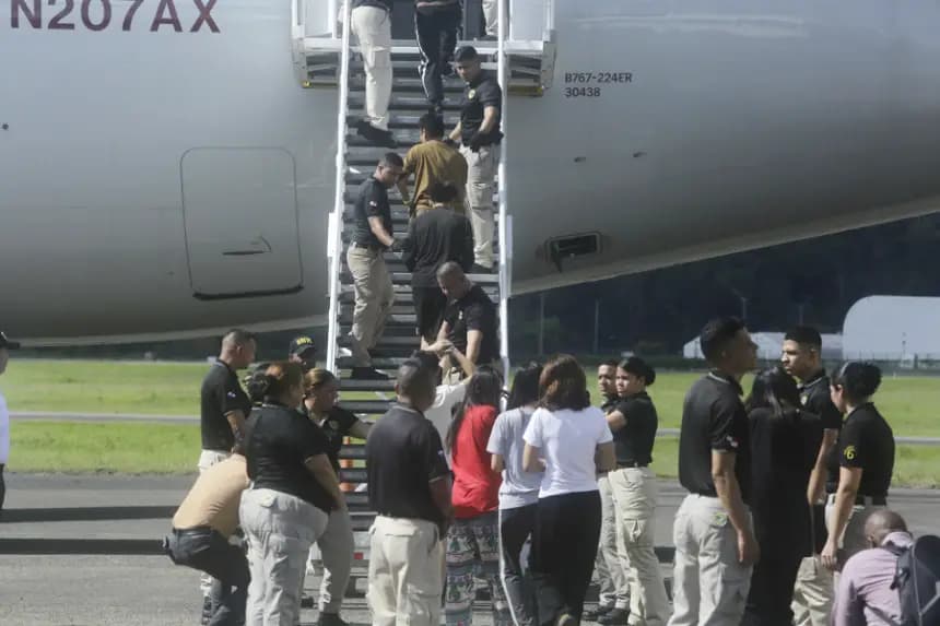 Imagen de archivo de migrantes que ingresan a un avión para ser deportados en Ciudad de Panamá (Panamá). EFE/ Carlos Lemos
