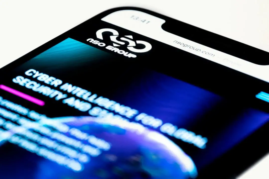 Una ilustración muestra un smartphone con la página web del grupo israelí NSO, que ofrece el spyware Pegasus, expuesto en París el 21 de julio de 2021. (Joel Saget/AFP a través de Getty Images)