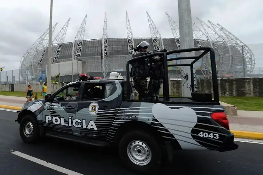 La policía brasileña patrulla en el Estadio Castelao en Fortaleza (Brasil), en una foto de archivo. (Vanderlei Almeida/AFP vía Getty Images)