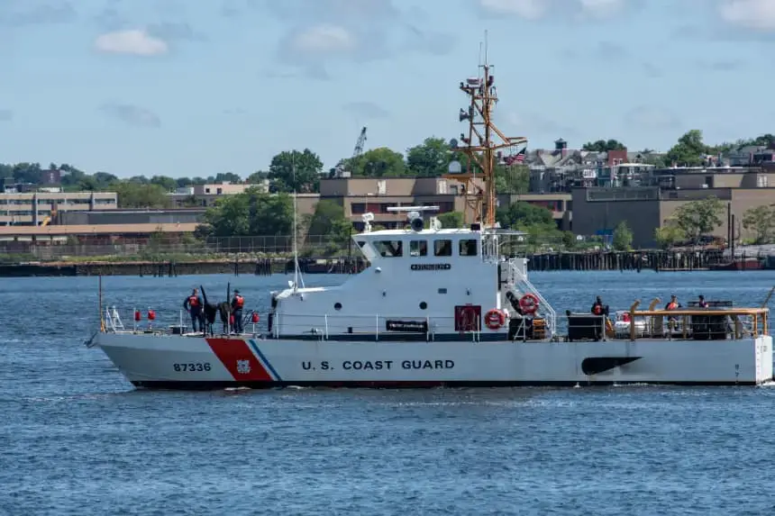 Tripulaciones de la Guardia Costera de EE. UU. trabajan en un buque en la Base de la Guardia Costera de EE. UU. en Boston, Massachusetts, el 22 de junio de 2023. (Joseph Prezioso/AFP vía Getty Images)