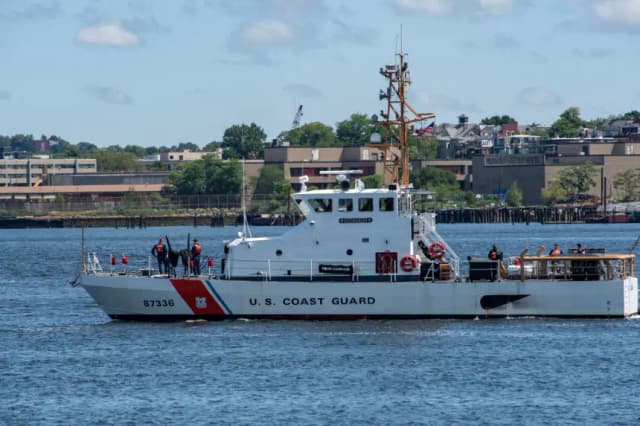 Tripulaciones de la Guardia Costera de EE. UU. trabajan en un buque en la Base de la Guardia Costera de EE. UU. en Boston, Massachusetts, el 22 de junio de 2023. (Joseph Prezioso/AFP vía Getty Images)