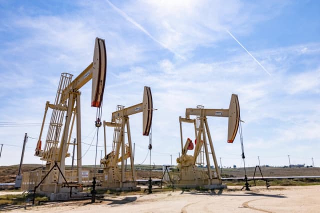 Precios de la gasolina en California podrían subir 75 % para fines de 2026, según análisis de USC