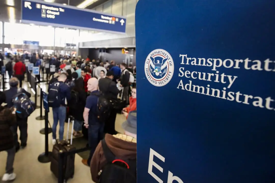 Pasajeros en el Aeropuerto Internacional O'Hare esperan en fila para pasar por el control de seguridad de la Administración de Seguridad en el Transporte, en Chicago, Illinois, el 16 de mayo de 2016. (Scott Olson/Getty Images).