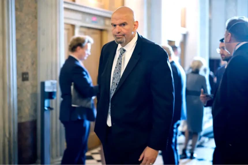 El senador John Fetterman (demócrata por Pensilvania) se dirige a la Cámara del Senado para una votación en el Capitolio de los Estados Unidos, en Washington, el 10 de mayo de 2023. (Chip Somodevilla/Getty Images)