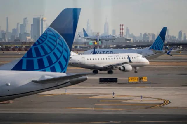 Aviones de United Airlines en el Aeropuerto Internacional Newark Liberty de Nueva Jersey, el 27 de noviembre de 2024. (Vincent Alban/Reuters)