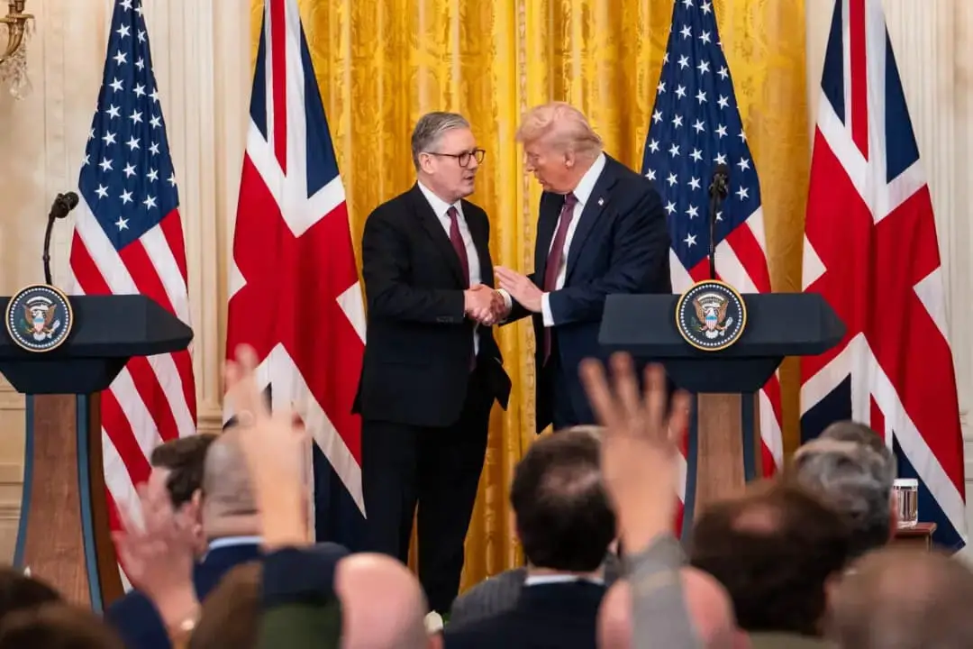 El primer ministro británico, Keir Starmer, y el presidente estadounidense, Donald Trump, se dan la mano tras una rueda de prensa conjunta en la Casa Blanca, en Washington, el 27 de febrero de 2025. (Madalina Vasiliu/The Epoch Times)
