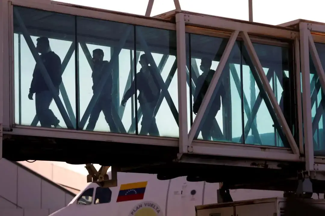 Venezolanos llegan a su país tras ser deportados de Estados Unidos, en el Aeropuerto Internacional Simón Bolívar, en Maiquetía, Venezuela, el 3 de abril de 2025. (Leonardo Fernández Viloria/Reuters)

