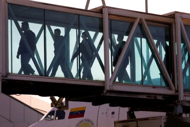 Venezolanos llegan a su país tras ser deportados de Estados Unidos, en el Aeropuerto Internacional Simón Bolívar, en Maiquetía, Venezuela, el 3 de abril de 2025. (Leonardo Fernández Viloria/Reuters)
