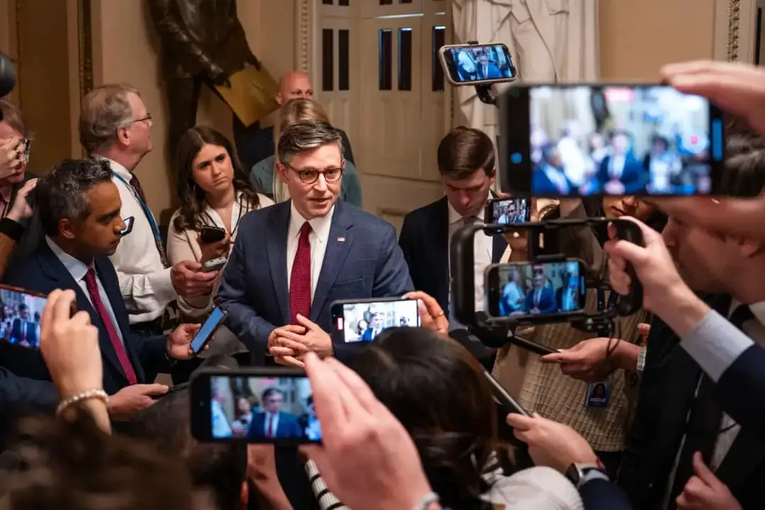 El presidente de la Cámara de Representantes, Mike Johnson, habla con los periodistas en el Capitolio, en Washington, el 5 de mayo de 2025. (Madalina Vasiliu/The Epoch Times)
