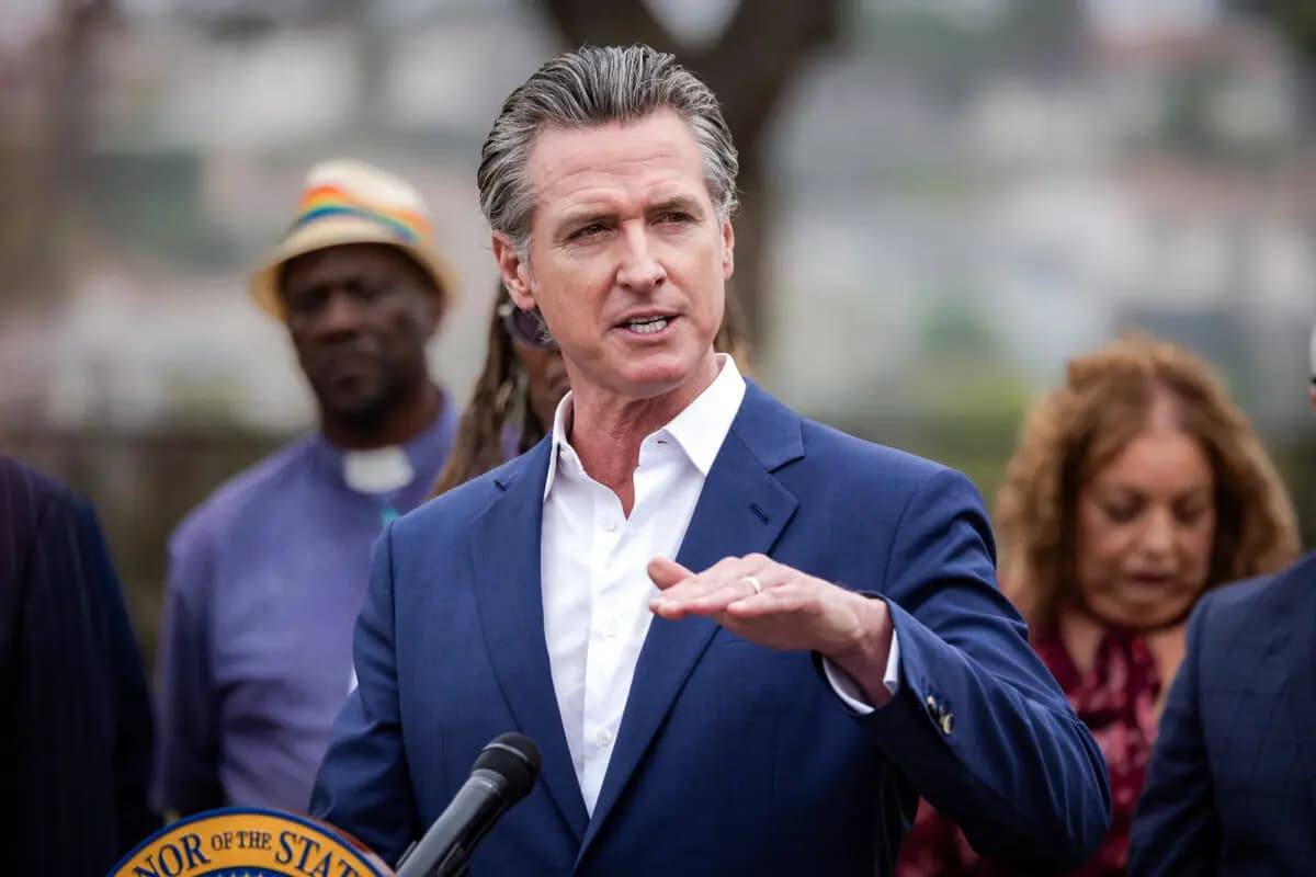 El gobernador Gavin Newsom habla en Los Ángeles el 25 de septiembre de 2024. El portavoz de Newsom dijo que cerrar el proyecto del tren de alta velocidad del estado sería un desperdicio. (John Fredricks/The Epoch Times)