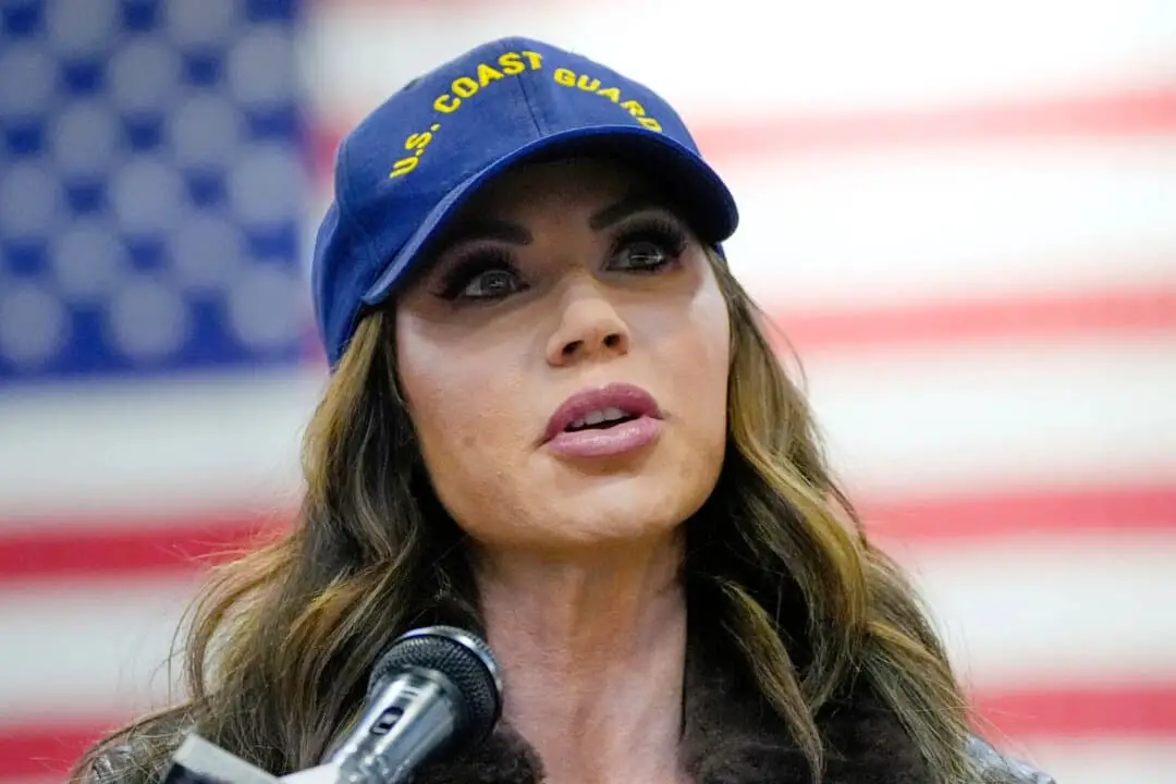 La secretaria de Seguridad Nacional, Kristi Noem, habla en la Estación Aérea de la Guardia Costera de los Estados Unidos en Kodiak durante una visita a Kodiak, Alaska, el 17 de marzo de 2025. (Foto AP/Alex Brandon)
