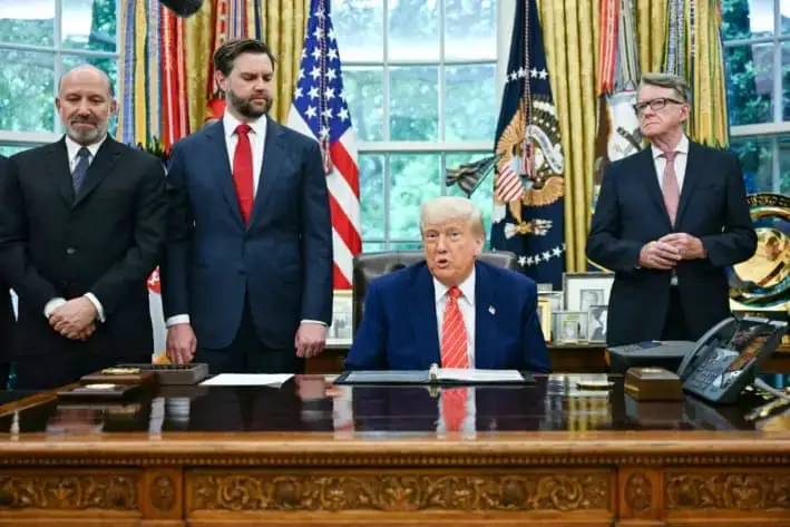 El presidente Donald Trump hace un anuncio comercial mientras el secretario de Comercio de EE. UU., Howard Lutnick (izq.), el vicepresidente de EE. UU., J.D. Vance (segundo izq.), y el embajador británico en Estados Unidos, Peter Mandelson (der.), están en la Oficina Oval de la Casa Blanca, en Washington, D. C., el 8 de mayo de 2025. El presidente Donald Trump anunció un acuerdo comercial «completo e integral» con el Reino Unido, que sería el primero de este tipo desde que lanzó su ofensiva arancelaria global. (Jim Watson/AFP vía Getty Images)