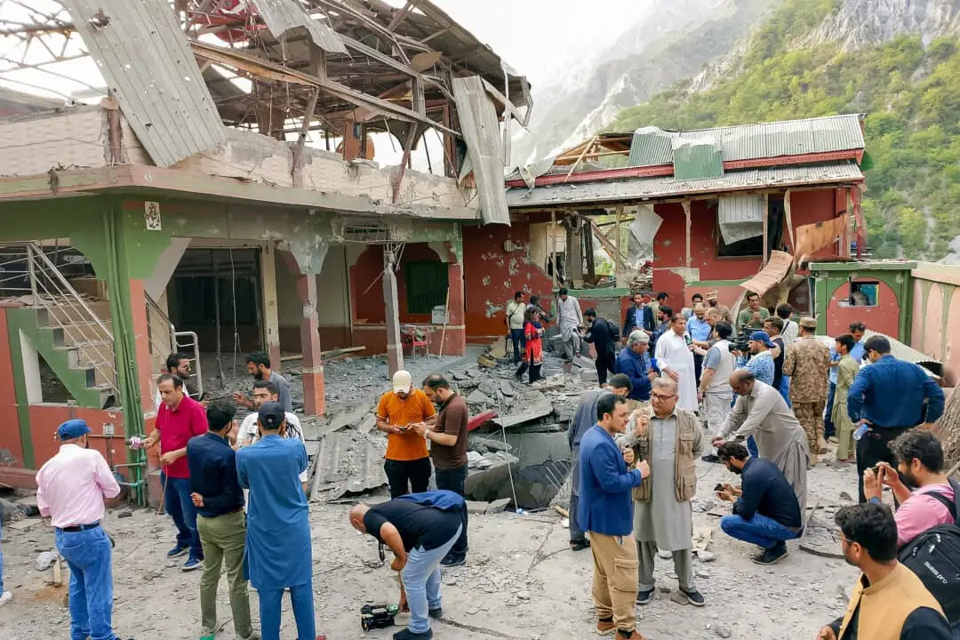 Medios internacionales visitan una mezquita tras los ataques indios en Muzaffarabad, la capital de la Cachemira administrada por Pakistán, el 7 de mayo de 2025. (Zubair Abbasi /Middle East Images/AFP vía Getty Images)