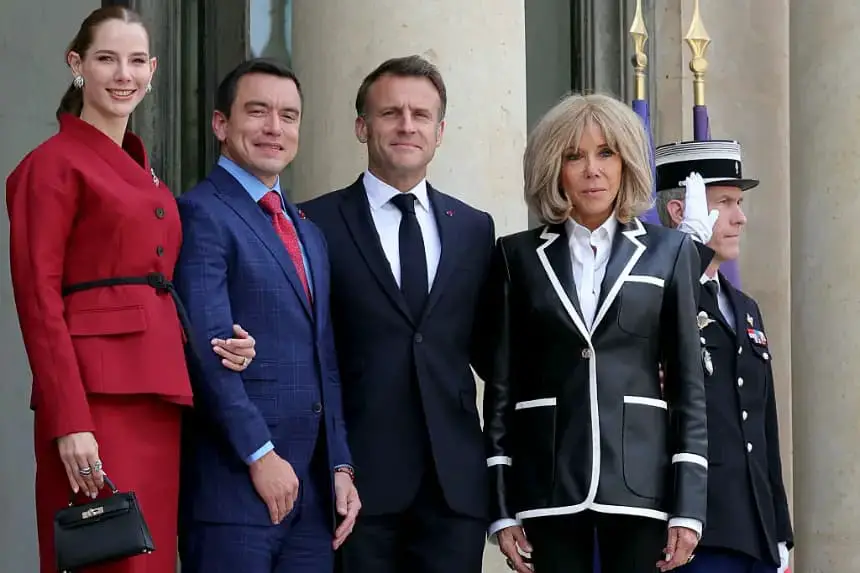 El presidente de Francia, Emmanuel Macron (c), y su esposa, Brigitte Macron (segunda por la derecha), reciben al presidente de Ecuador, Daniel Noboa (segundo por la izquierda), y a su esposa, Lavinia Valbonesi (i), mientras posan antes de una reunión en el Palacio Presidencial del Elíseo en París (Francia) el 8 de mayo de 2025. (Thomas Samson/AFP vía Getty Images)