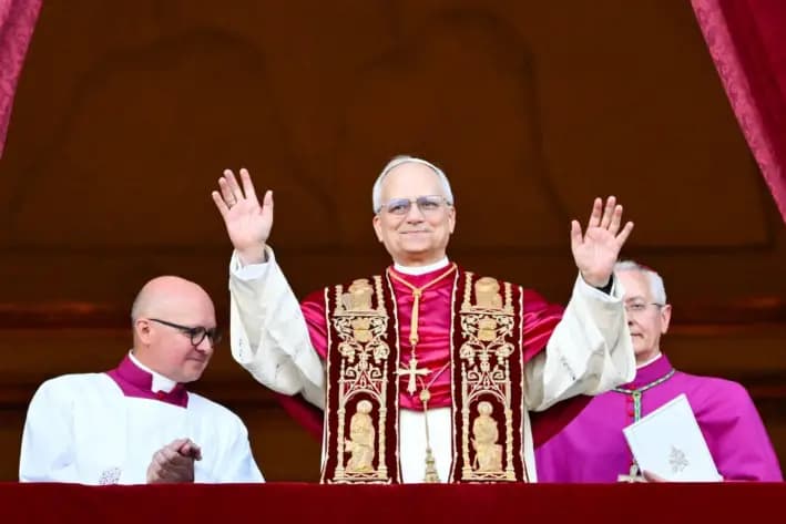El recién elegido Papa León XIV, Robert Francis Prevost, llega al balcón central de la Basílica de San Pedro por primera vez, después de que los cardenales finalizaran el cónclave, en el Vaticano, el 8 de mayo de 2025. (ALBERTO PIZZOLI/AFP vía Getty Images)