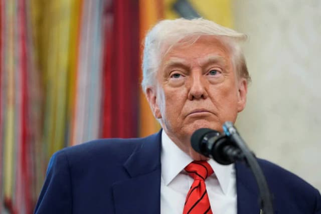 El presidente de Estados Unidos, Donald Trump, habla durante la ceremonia de juramento del enviado especial Steve Witkoff en el Despacho Oval de la Casa Blanca, en Washington, el 6 de mayo de 2025. (REUTERS/Kent Nishimura/Foto de archivo)