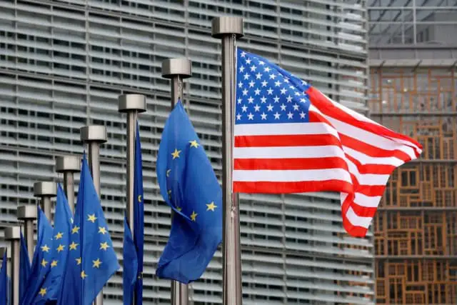 Banderas de Estados Unidos y la Unión Europea en la sede de la Comisión Europea en Bruselas, Bélgica, el 20 de febrero de 2017. (Francois Lenoir/Reuters)
