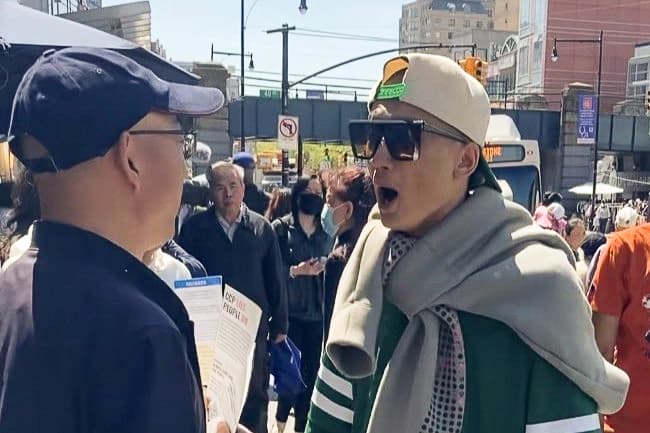 Un hombre chino que se identificó como Fan Yang (derecha) atacó a voluntarios en un puesto del Centro Global de Servicios para Renunciar al PCCh en el barrio de Flushing, en Queens, Nueva York, el 29 de abril de 2025. (Cortesía del Centro Global de Servicios para Renunciar al PCCh).