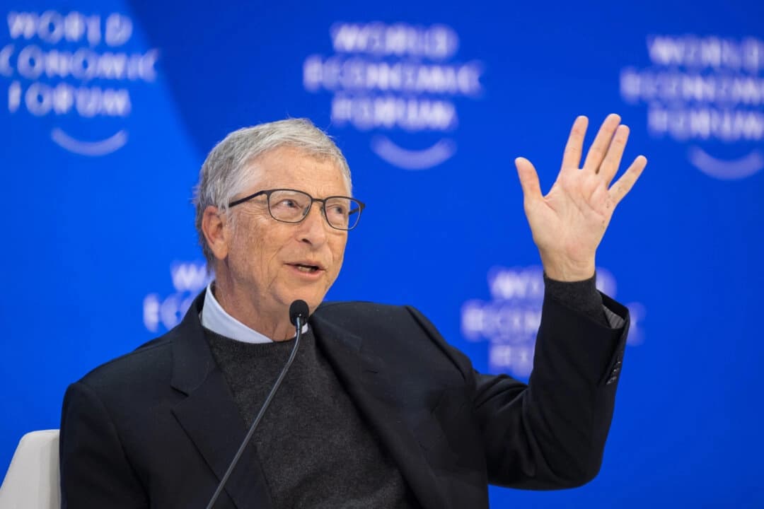 El cofundador de Microsoft, Bill Gates, asiste a una sesión del Foro Económico Mundial en Davos el 17 de enero de 2024. (Fabrice Coffrini/AFP a través de Getty Images)
