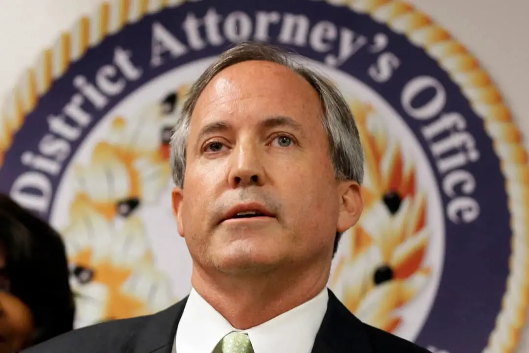 El fiscal general de Texas, Ken Paxton, habla en una rueda de prensa en Dallas el 22 de junio de 2017. (Tony Gutiérrez/AP Photo).