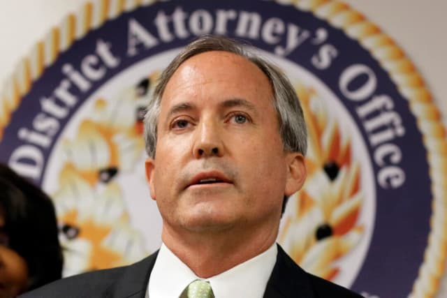 El fiscal general de Texas, Ken Paxton, habla en una rueda de prensa en Dallas el 22 de junio de 2017. (Tony Gutiérrez/AP Photo).