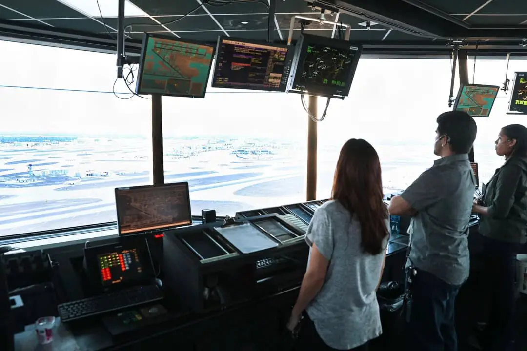 Los controladores aéreos vigilan mediante Data Comm, parte del sistema de transporte aéreo de próxima generación de la FAA, en la torre de control del Aeropuerto Internacional de Miami el 6 de marzo de 2017. (Joe Raedle/Getty Images)