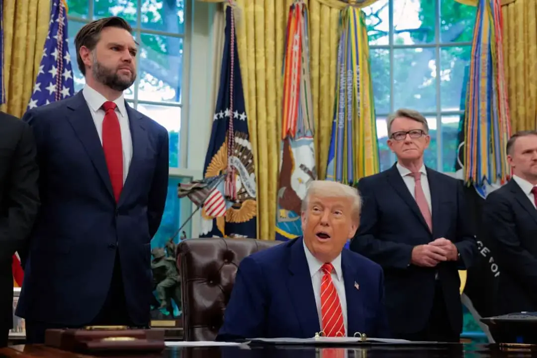 El presidente Donald Trump, junto con el vicepresidente JD Vance y Peter Mandelson, embajador británico en Estados Unidos, se dirigen a los periodistas en el Despacho Oval de la Casa Blanca el 8 de mayo de 2025. (Anna Moneymaker/Getty Images)
