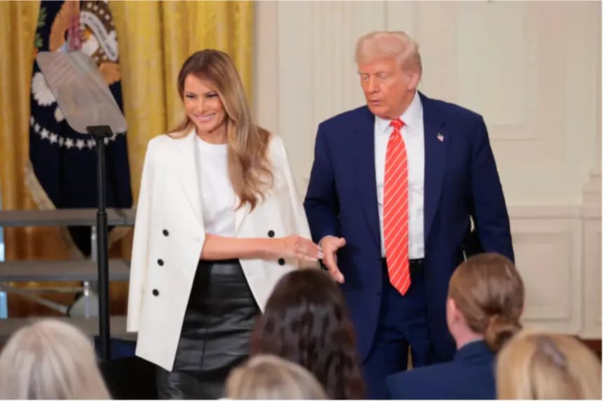 El presidente de Estados Unidos, Donald Trump, y la primera dama, Melania Trump, durante un evento para celebrar a las madres militares en la Sala Este de la Casa Blanca, Washington, el 8 de mayo de 2025. (Anna Moneymaker/Getty Images)
