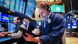 Dow Jones sube y petróleo cae al confirmar que estrecho de Ormuz está "completamente abierto"