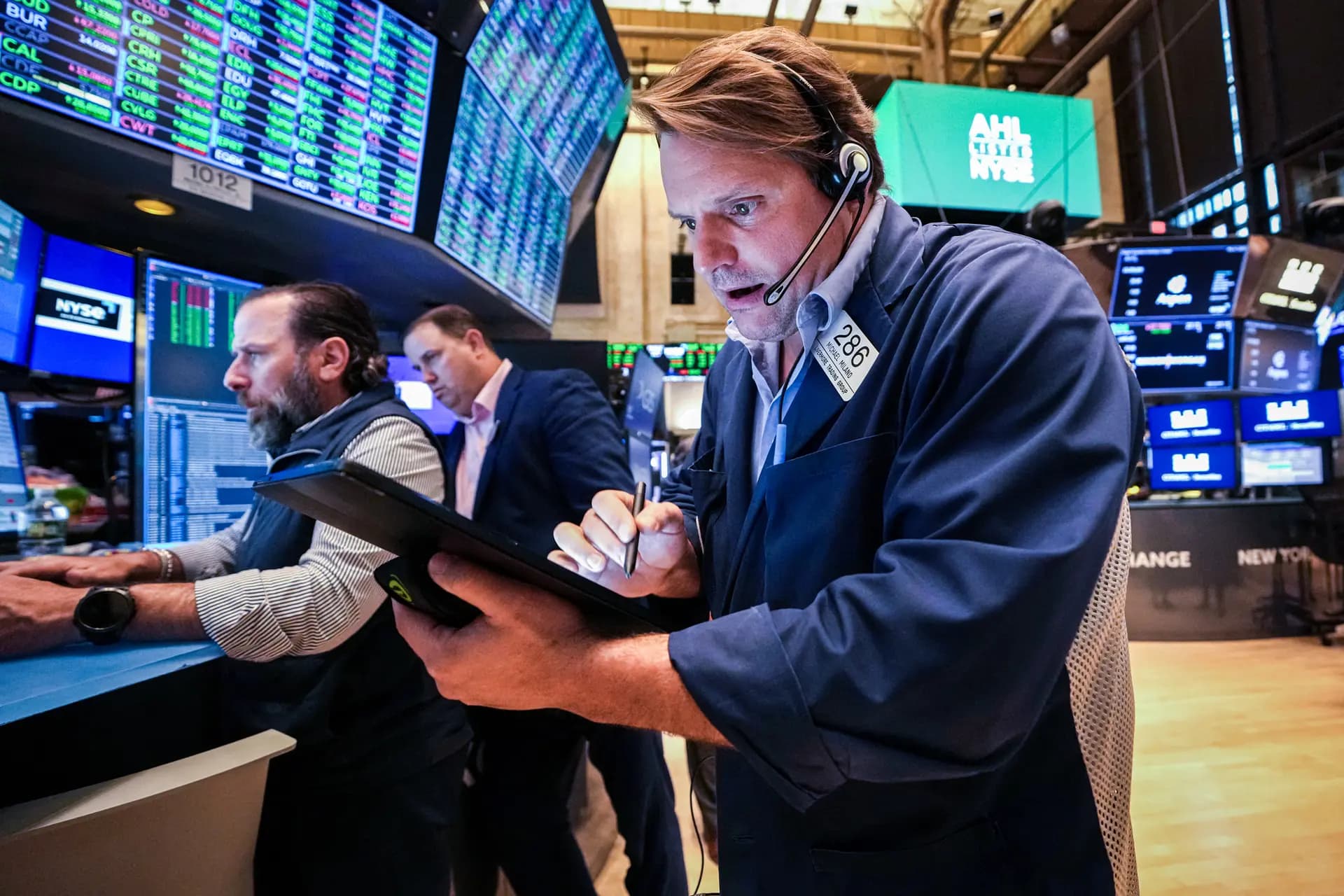 Dow Jones sube y petróleo cae al confirmar que estrecho de Ormuz está "completamente abierto"