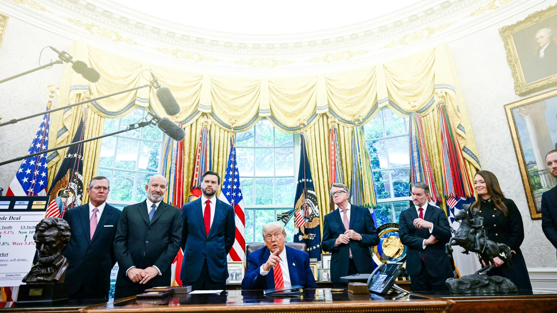 El presidente Donald Trump hace un anuncio comercial mientras (2.º por la izquierda) el secretario de Comercio Howard Lutnick, el vicepresidente JD Vance, el embajador británico en Estados Unidos Peter Mandelson, el representante comercial de Estados Unidos Jamieson Greer y la secretaria de Agricultura Brooke Rollins observan en el Despacho Oval el 8 de mayo de 2025. Trump anunció el 8 de mayo un acuerdo comercial con el Reino Unido, el primero de Estados Unidos desde que Trump anunciara sus planes arancelarios el 2 de abril. (Jim Watson/AFP a través de Getty Images)