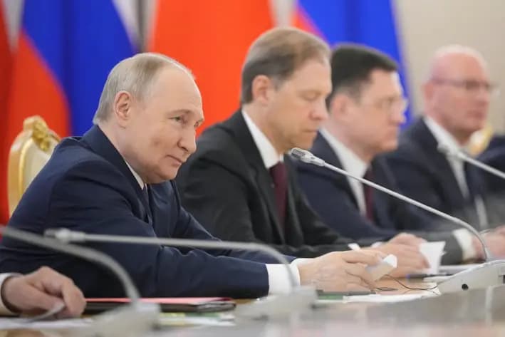 El presidente ruso, Vladimir Putin, asiste a una reunión con su homólogo chino en el Kremlin, en Moscú, el 8 de mayo de 2025. (Pavel Bednyakov/POOL/AFP vía Getty Images)