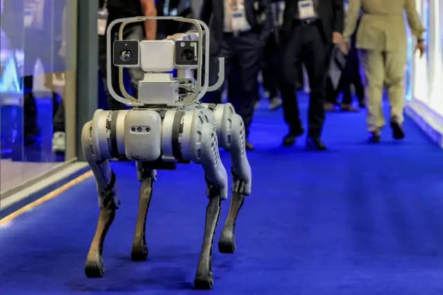 Una unidad robótica con forma de perro de la empresa china Unitree se presenta en una demostración durante la Cumbre Mundial de Policía 2023 en Dubái, Emiratos Árabes Unidos, el 7 de marzo de 2023. (Karim Sahib/AFP vía Getty Images)