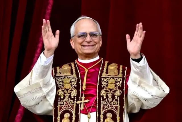 El recién elegido Papa León XIV, Robert Prevost, aparece en el balcón central de la Basílica de San Pedro por primera vez después de que los cardenales concluyeran el cónclave, en el Vaticano, el 8 de mayo de 2025. (Tiziana Fabi/AFP vía Getty Images)