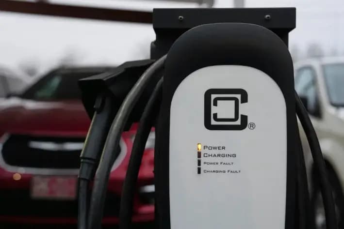 Una estación de carga de vehículos eléctricos funciona en un estacionamiento en Evansville, Indiana, el 11 de abril de 2025. (Foto AP/Joshua A. Bickel)