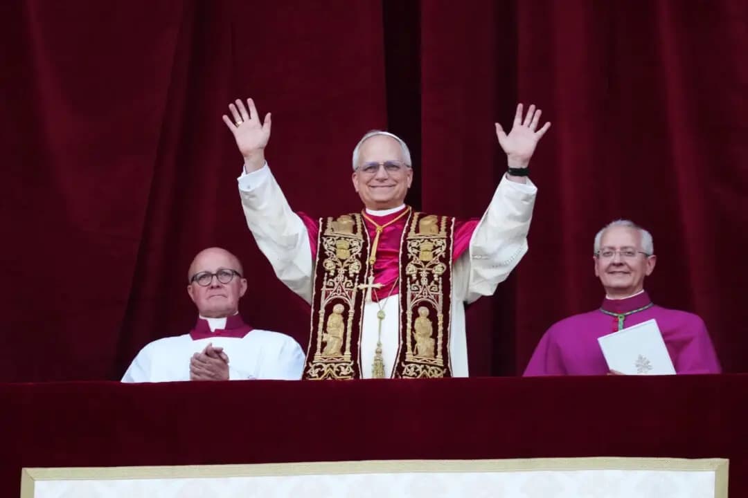 El recién elegido papa León XIV aparece por primera vez en el balcón del Vaticano, en la Ciudad del Vaticano, el 8 de mayo de 2025. (Christopher Furlong/Getty Images)
