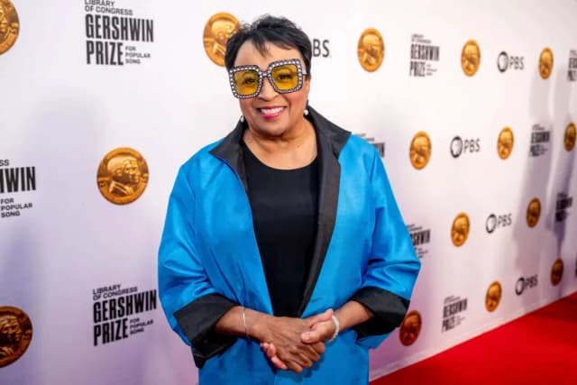 La bibliotecaria del Congreso Carla Hayden llega a la alfombra roja de la entrega del Premio Gershwin de la Biblioteca del Congreso a la Canción Popular 2024, en honor a Elton John y Bernie Taupin, en el DAR Constitution Hall de Washington, el 20 de marzo de 2024. (AP/Kevin Wolf)
