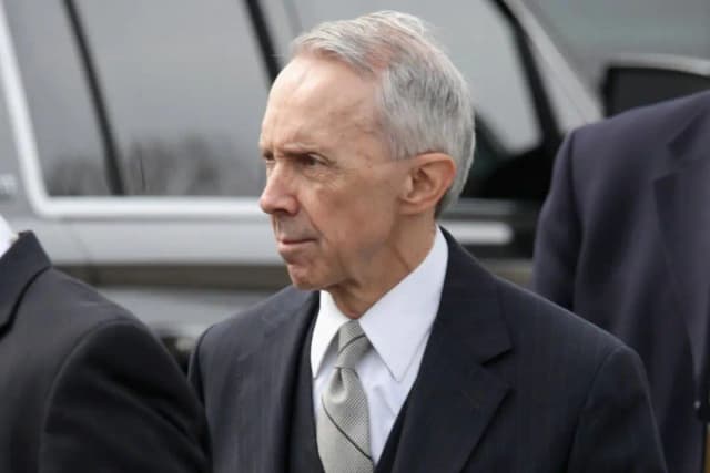 El ex juez asociado de la Corte Suprema de EE.UU., David Souter, abandona la Basílica del Santuario Nacional de la Inmaculada Concepción tras asistir al funeral del juez asociado Antonin Scalia, en Washington, el 20 de febrero de 2016. (Chip Somodevilla/Getty Images)

