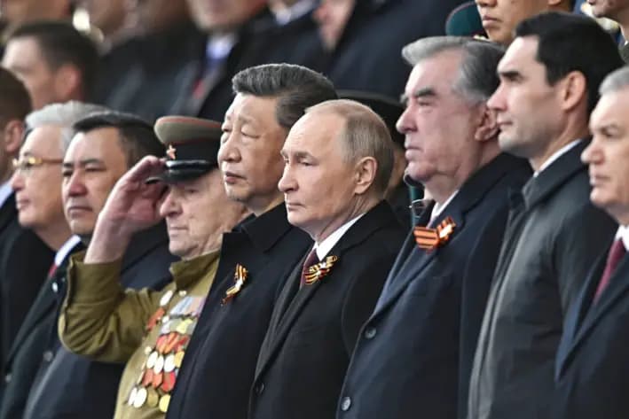 El líder chino Xi Jinping (4.º izq.) y el presidente ruso Vladimir Putin (5.º izq.) observan el desfile militar del Día de la Victoria con líderes de varios antiguos estados soviéticos, en Moscú, Rusia, el 9 de mayo de 2025. (Sergei Bobylev/RIA Novosti vía AP)