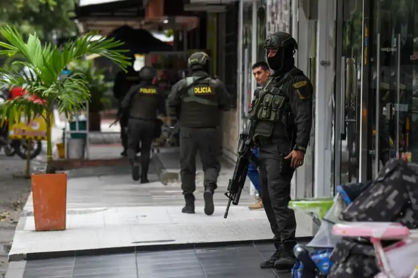 Miembros de la policía nacional de Colombia patrullan las calles de Savarena, Arauca, Colombia, cerca de la frontera con Venezuela el 23 de enero de 2022. (Juan Barreto/AFP vía Getty Images)
