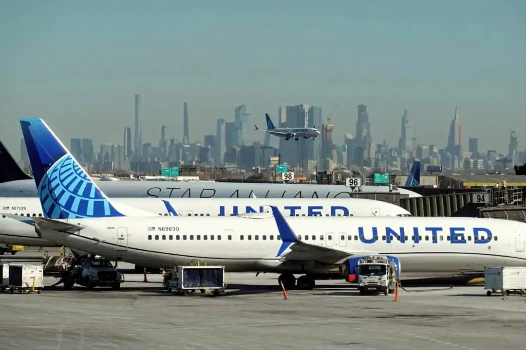 Aviones de United Airlines aterrizan y se preparan para despegar en el Aeropuerto Internacional Newark Liberty, en Newark, Nueva Jersey, el 27 de enero de 2025. (Fabrizio Bensch/Reuters)
