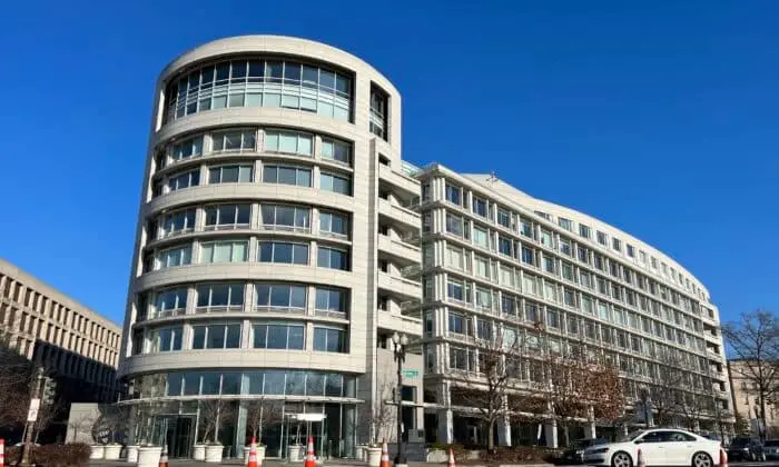 El edificio que alberga oficinas, entre ellas el Penn Biden Center, en el número 101 de Constitution Avenue, en Washington, el 18 de enero de 2023. (Madalina Vasiliu/The Epoch Times).
