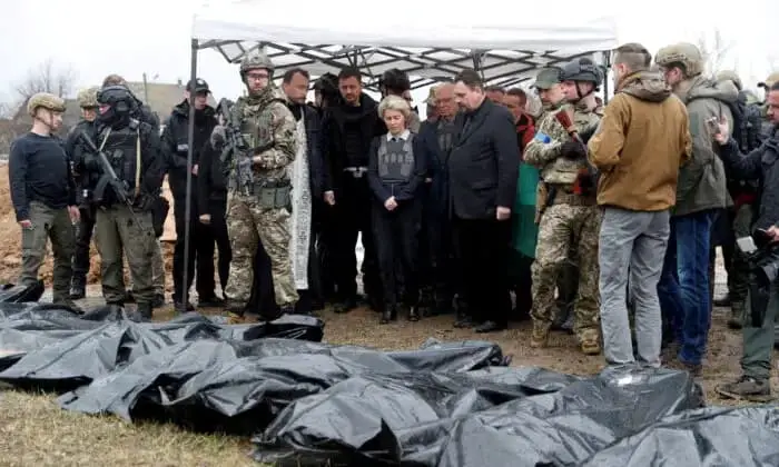 La presidenta de la Comisión Europea, Ursula von der Leyen (C), junto a otros dignatarios europeos, junto a bolsas para cadáveres durante su visita a la localidad de Bucha, en las afueras de Kiev, Ucrania, el 8 de abril de 2022. (Valentyn Ogirenko/Reuters)
