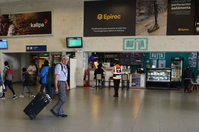 Los viajeros son vistos en el aeropuerto internacional Alfredo Rodríguez Ballón en Arequipa, Perú, el 26 de enero de 2023. (Diego Ramos/AFP vía Getty Images)