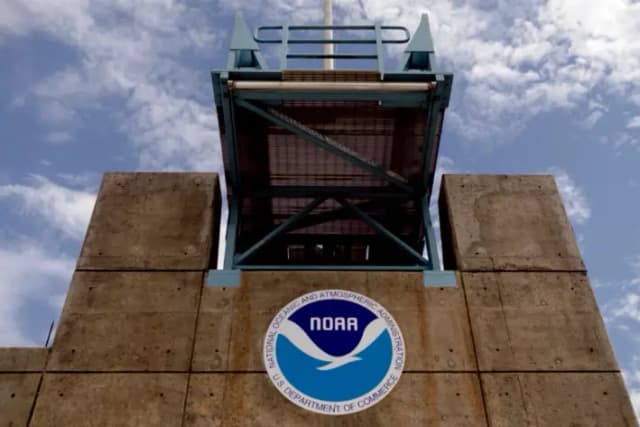 El logotipo de la Administración Nacional Oceánica y Atmosférica (NOAA) en el Centro Nacional de Huracanes, en Miami, Florida, el 29 de agosto de 2019. (Eva Marie Uzcategui/Getty Images)